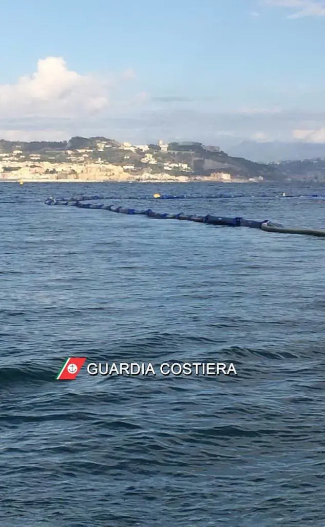 Il relitto faceva bella mostra di sé da oltre 33 anni nelle acque davanti al porto di Baia a Napoli (Foto Guardia Costiera)