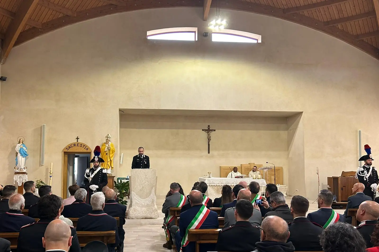 Un momento della cerimonia nella chiesa di Santa Maria Navarrese (foto Secci)