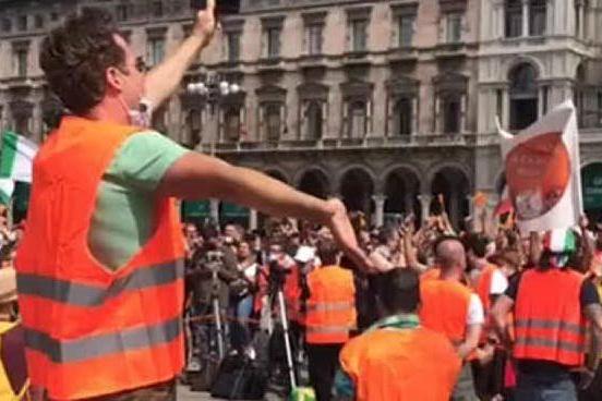 I gilet arancioni in piazza per la &quot;lira italica&quot;: denunciati per violazione delle norme anti-Covid