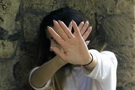 Ragazza di 21 anni picchiata e violentata per cinque ore, due arresti a Parma
