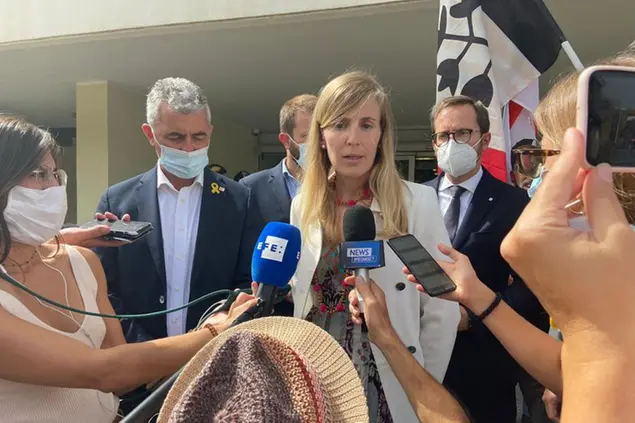 Il sindaco di Alghero Mario Conoci con il ministro degli Esteri della Catalogna Victoria Alsina (foto L'Unione Sarda-Calvi)