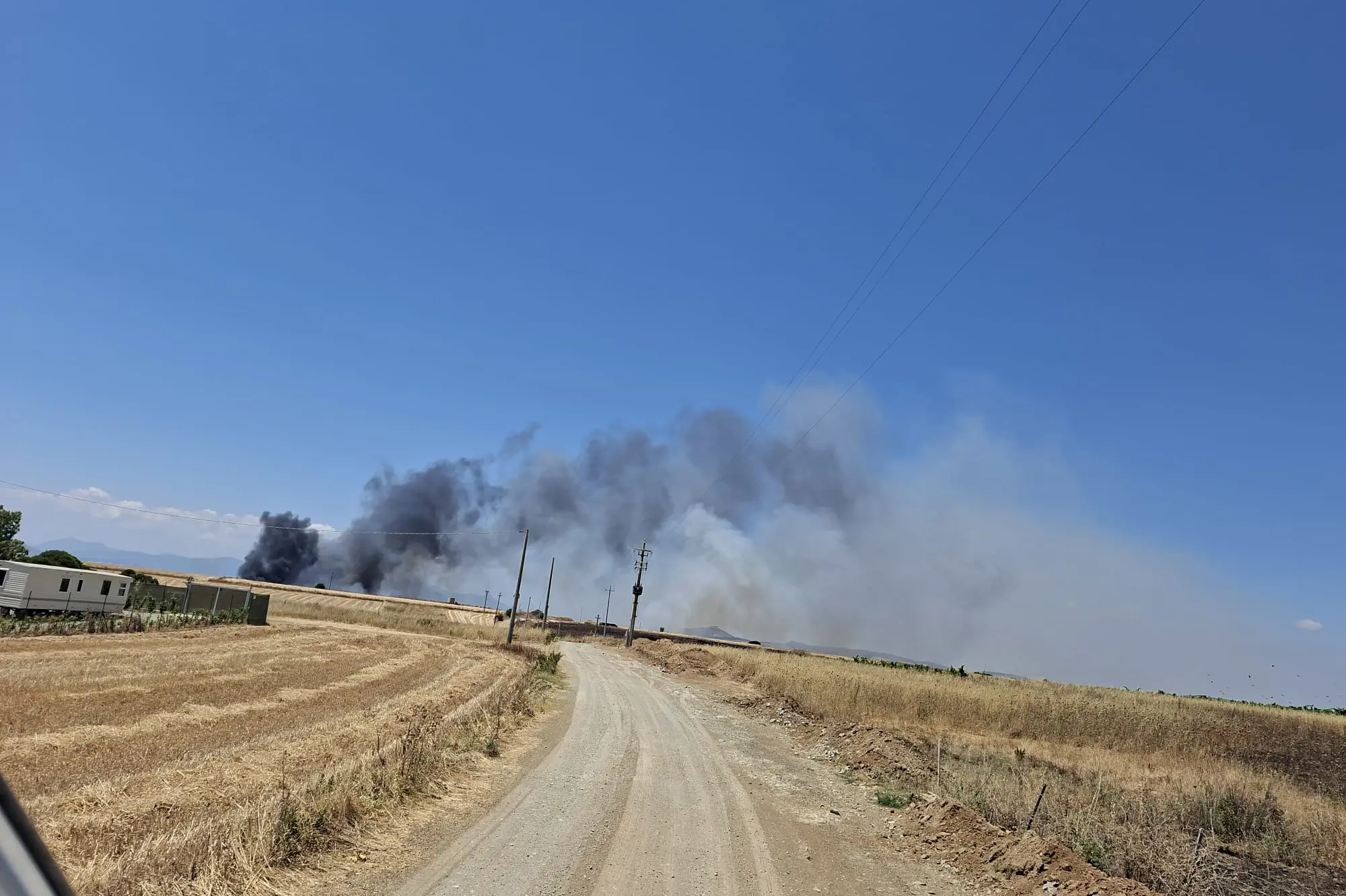 L'incendio a Sestu (foto Serreli)