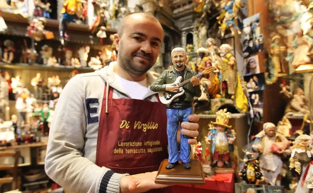 Un artigiano napoletano omaggia Pino Daniele con una statuetta del presepe