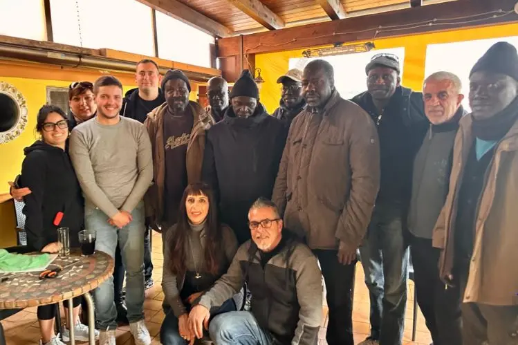 Il gruppo Jogos con la comunità senegalese (foto concessa)