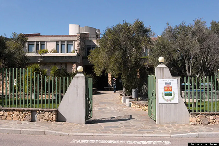 Il municipio di Padru (foto Lecca)
