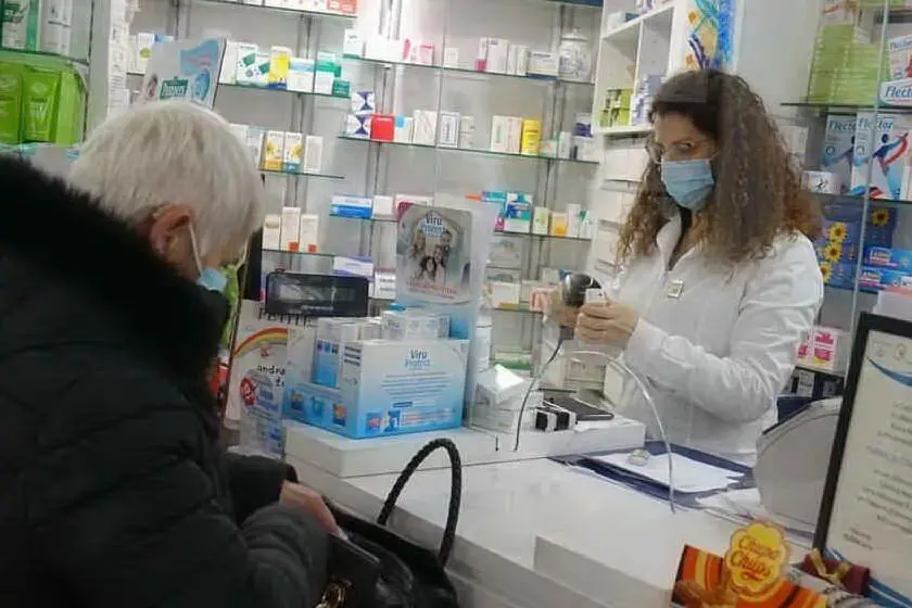 Una farmacia (foto archivio)
