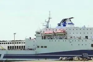 Il traghetto Toscana in porto sabato a Cagliari, prima della partenza per Palermo