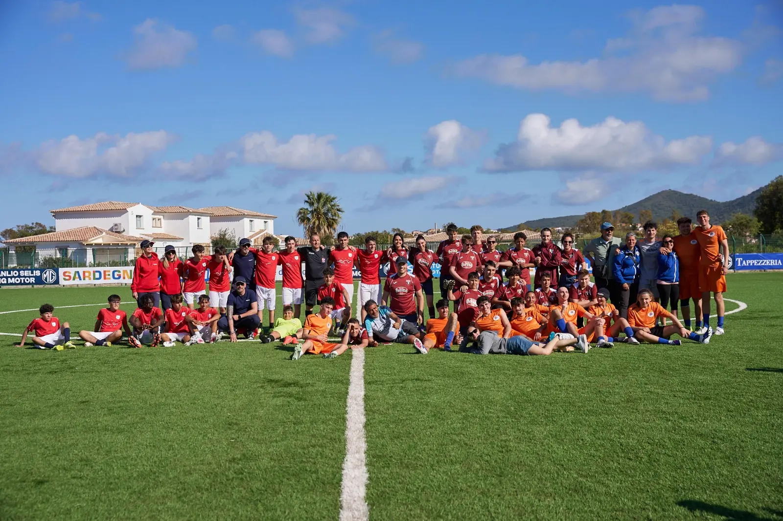 Foto di gruppo dei ragazzi della Selis Hope Cup