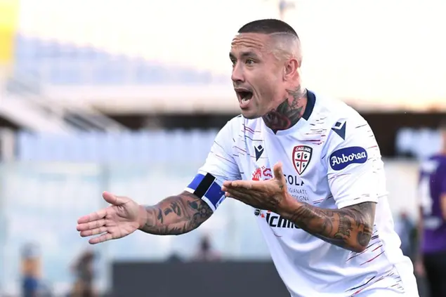 Radja Nainggolan con la maglia del Cagliari (Ansa)