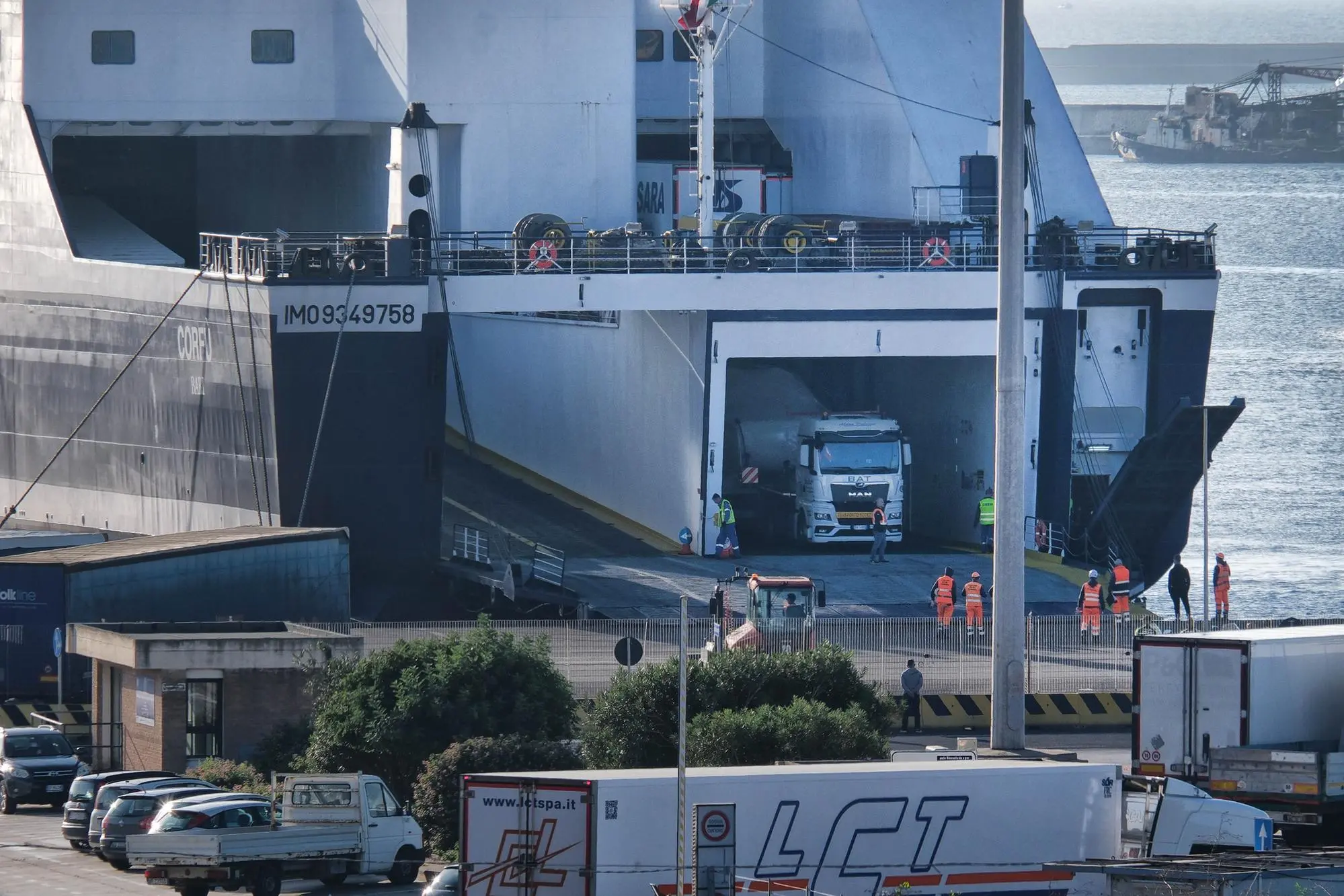 Cagliari, l'imbarco di un camion al porto (foto Giuseppe Ungari)