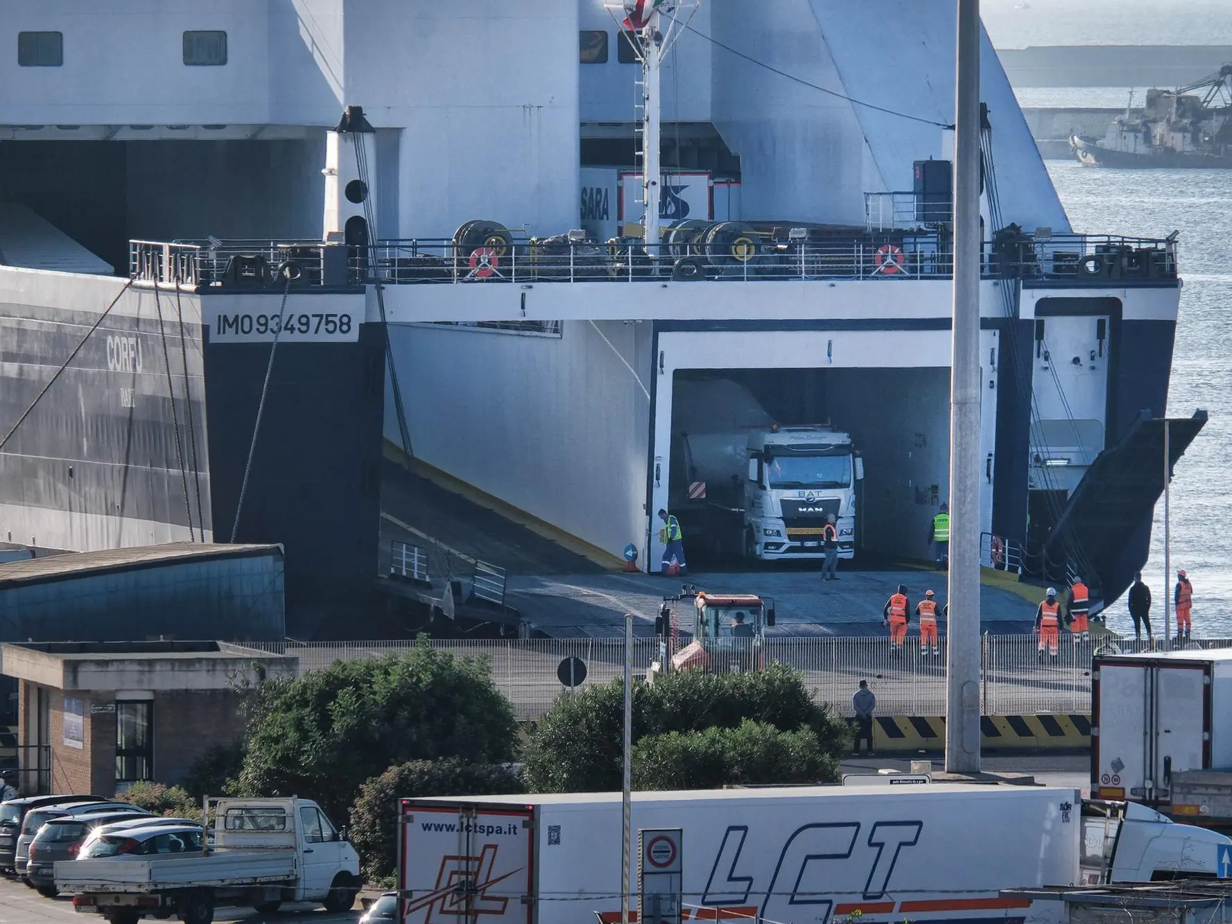 Cagliari, l'imbarco di un camion al porto (foto Giuseppe Ungari)