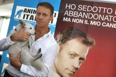 Rocco Siffredi e il manifesto della campagna contro l'abbandono dei cani