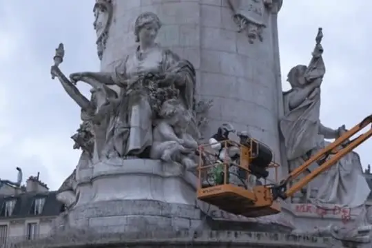 A Parigi dopo i disordini e il caos si puliscono strade e statue