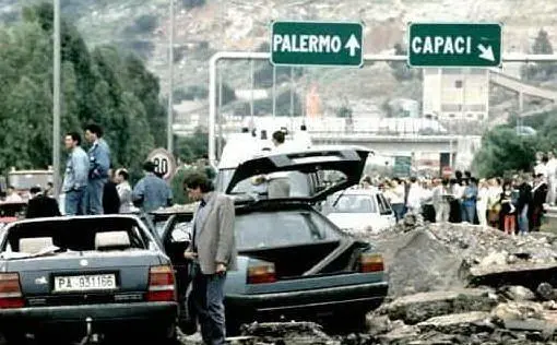 Nel 1992 la strage di Capaci, nella quale fu ucciso Giovanni Falcone assieme alla moglie e tre agenti della scorta