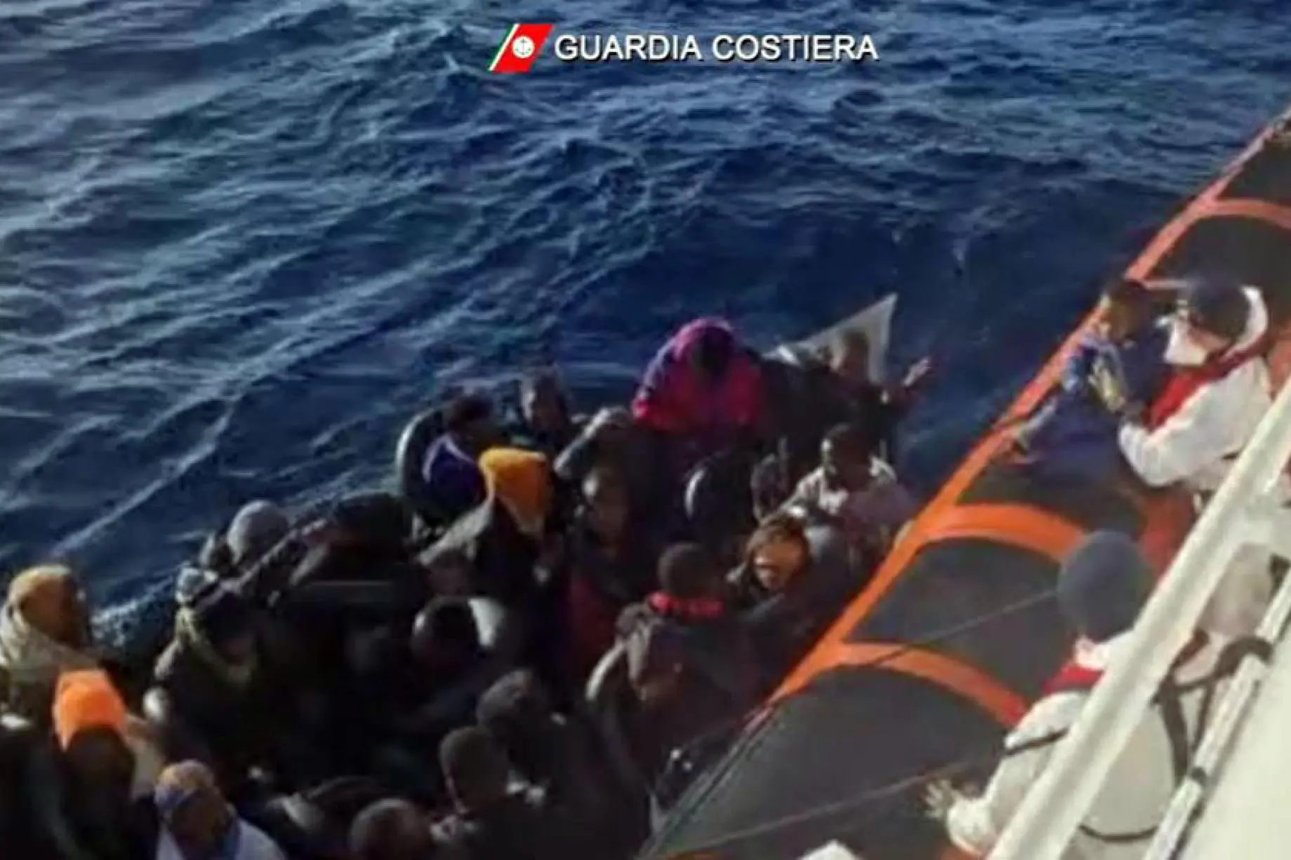 Soccorsi della Guardia costiera a Lampedusa (foto via Ansa)