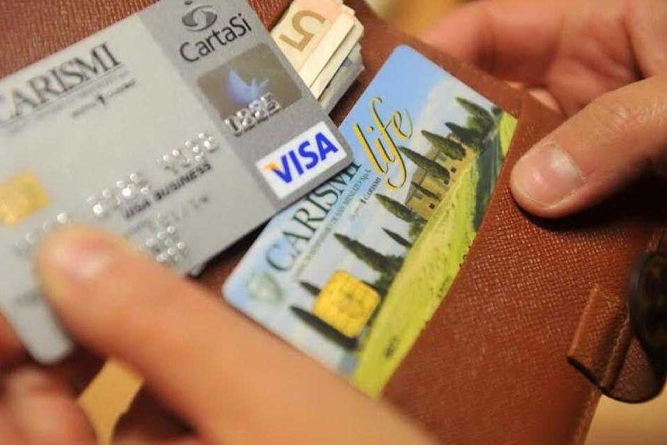 Carte di credito rubate per un milione di euro: maxi truffa, sei arresti