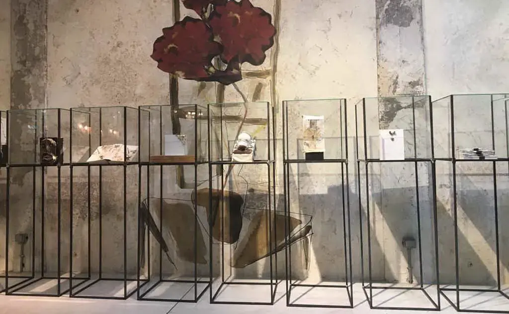 Alcune delle opere in esposizione nell'atelier milanese di Marras
