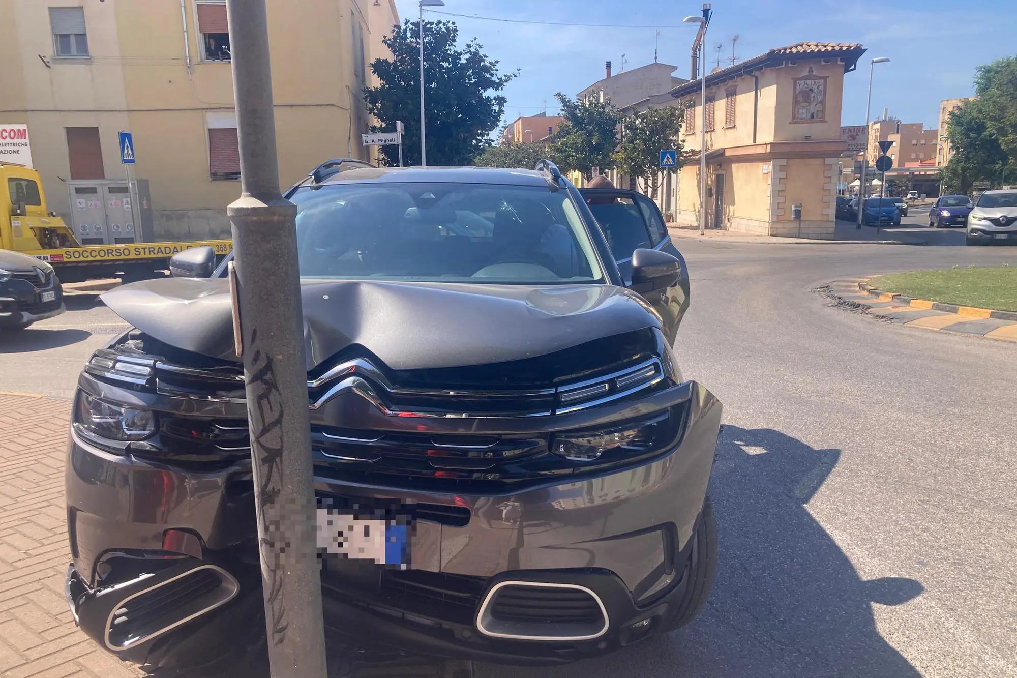 L'auto finita contro il palo (foto Pala)