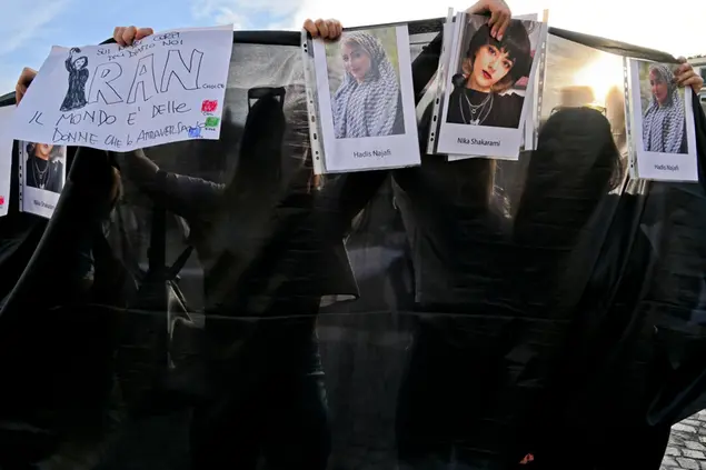 Una protesta per le ragazze iraniane (Ansa - Fusco)