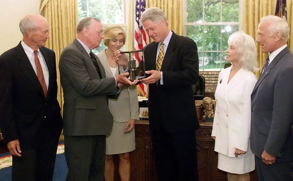Bill Clinton con i protagonisti dell'impresa