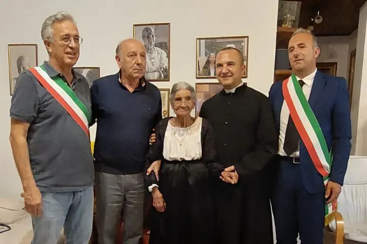 Assunta Mereu nel giorno del suo centesimo compleanno