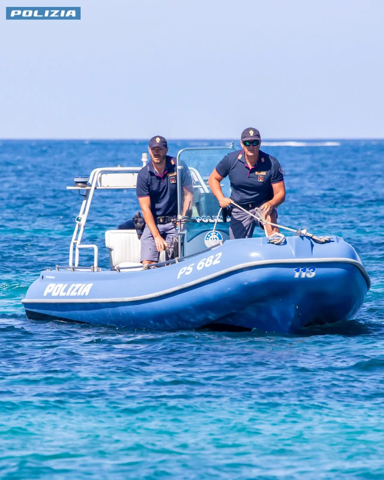 L'imbarcazione della Polizia di Stato che ha trovato le reti da pesca abusive
