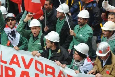 I lavoratori in corteo allo sciopero generale di ieri a Cagliari