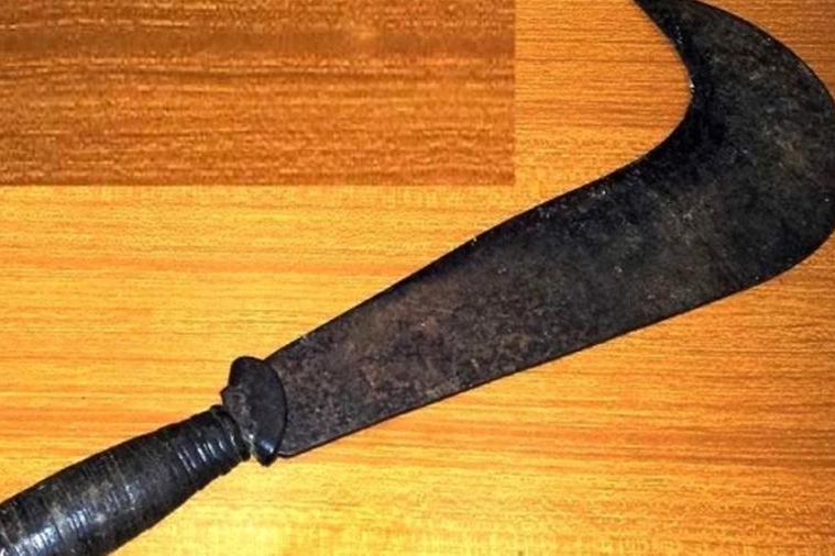Senza patente né assicurazione, ma con coltello, roncola e bastone: nei guai 51enne di Monserrato