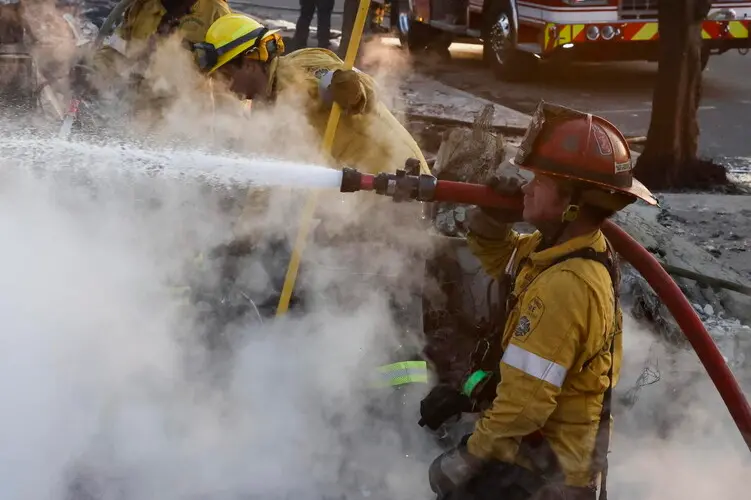 Un vigile del fuoco, immagine simbolo (Ansa)