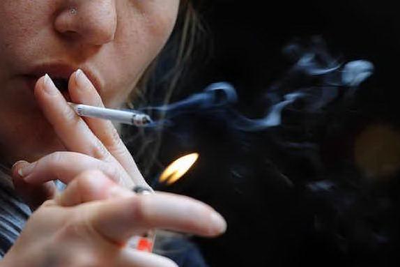 Covid, i fumatori hanno più sintomi: raddoppia il rischio di finire in ospedale