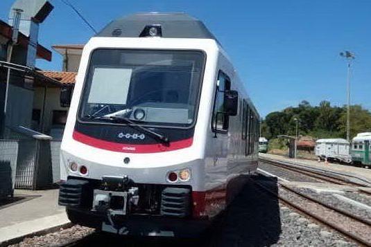 Il nuovo treno fermo alla stazione Arst di Macomer