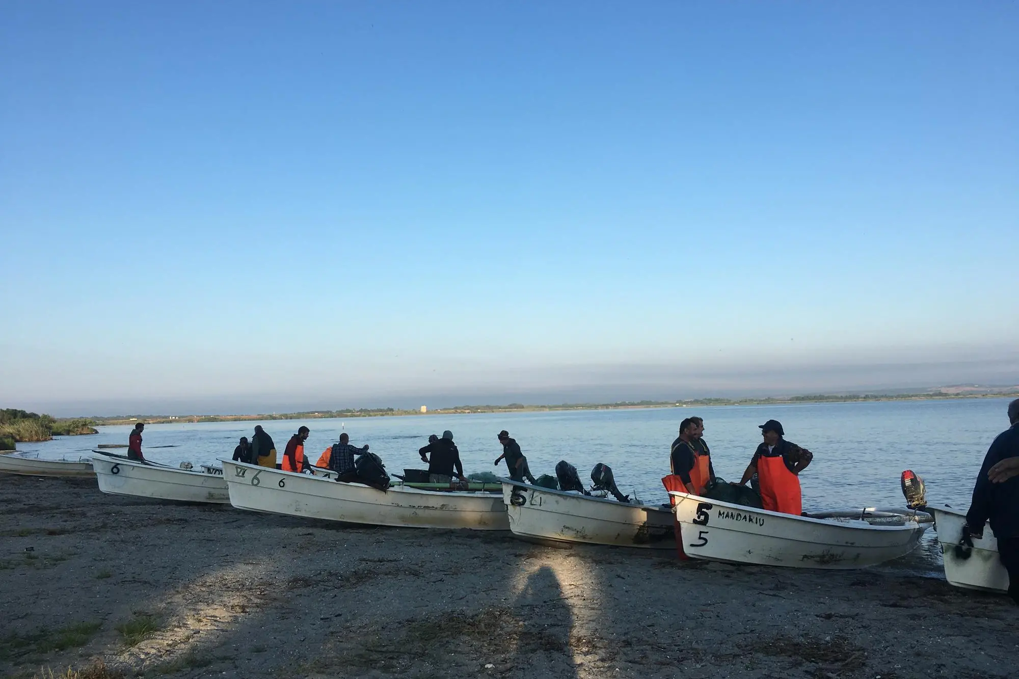 I pescatori lungo la riva dello stagno di Cabras (Foto di Sara Pinna)