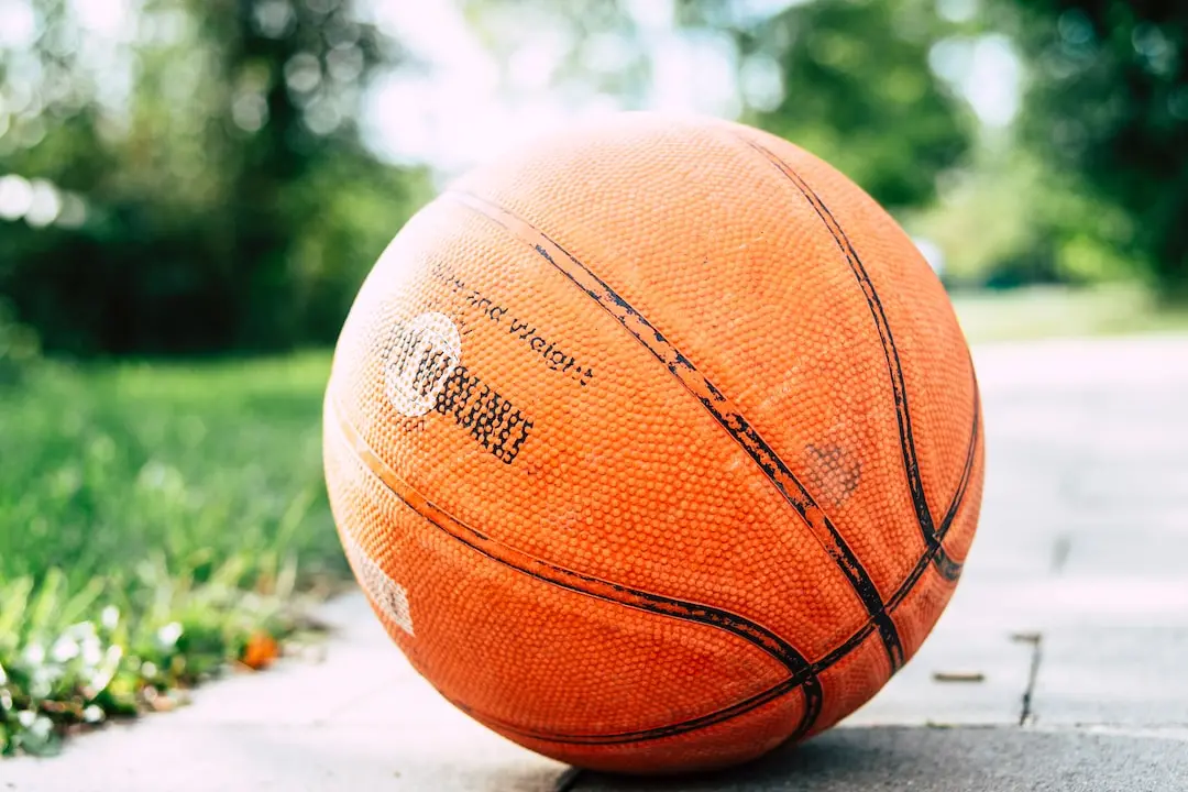 Una palla da basket (Unsplash)
