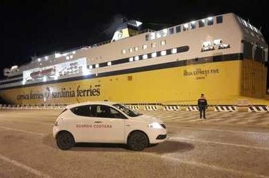 Traghetto fermo a Olbia, 23 i positivi tra l’equipaggio: si attende il nulla osta sanitario