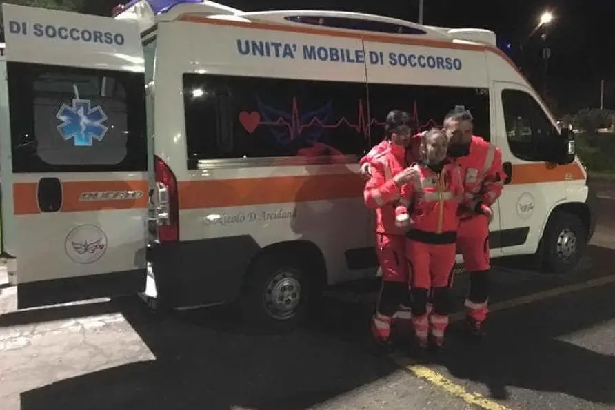 L’equipaggio e l’ambulanza della Flema soccorso (foto L'Unione Sarda-Sanna)