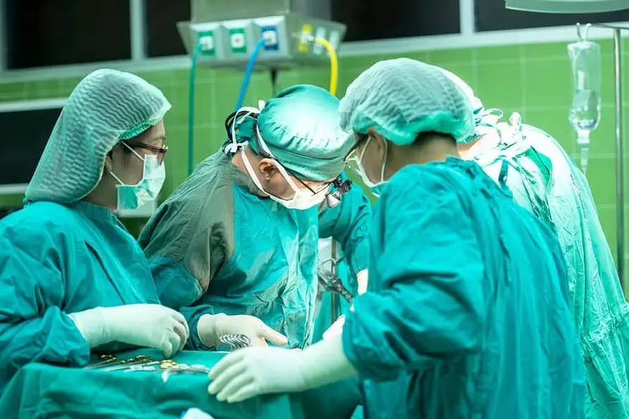 Medici in sala operatoria (foto Pixabay)
