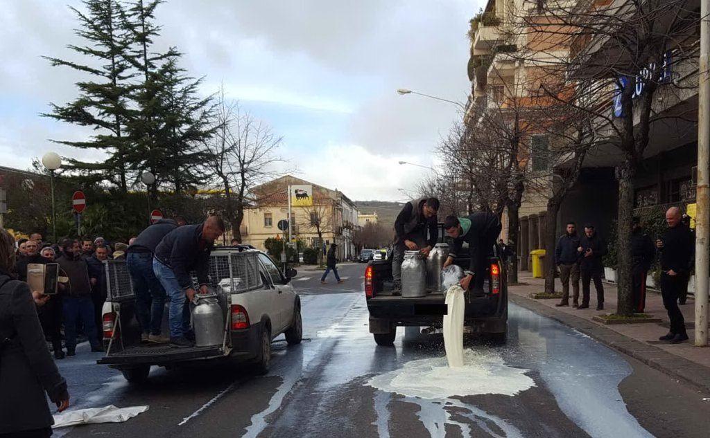 Il latte versato per strada a Macomer (foto L'Unione Sarda - Oggianu)