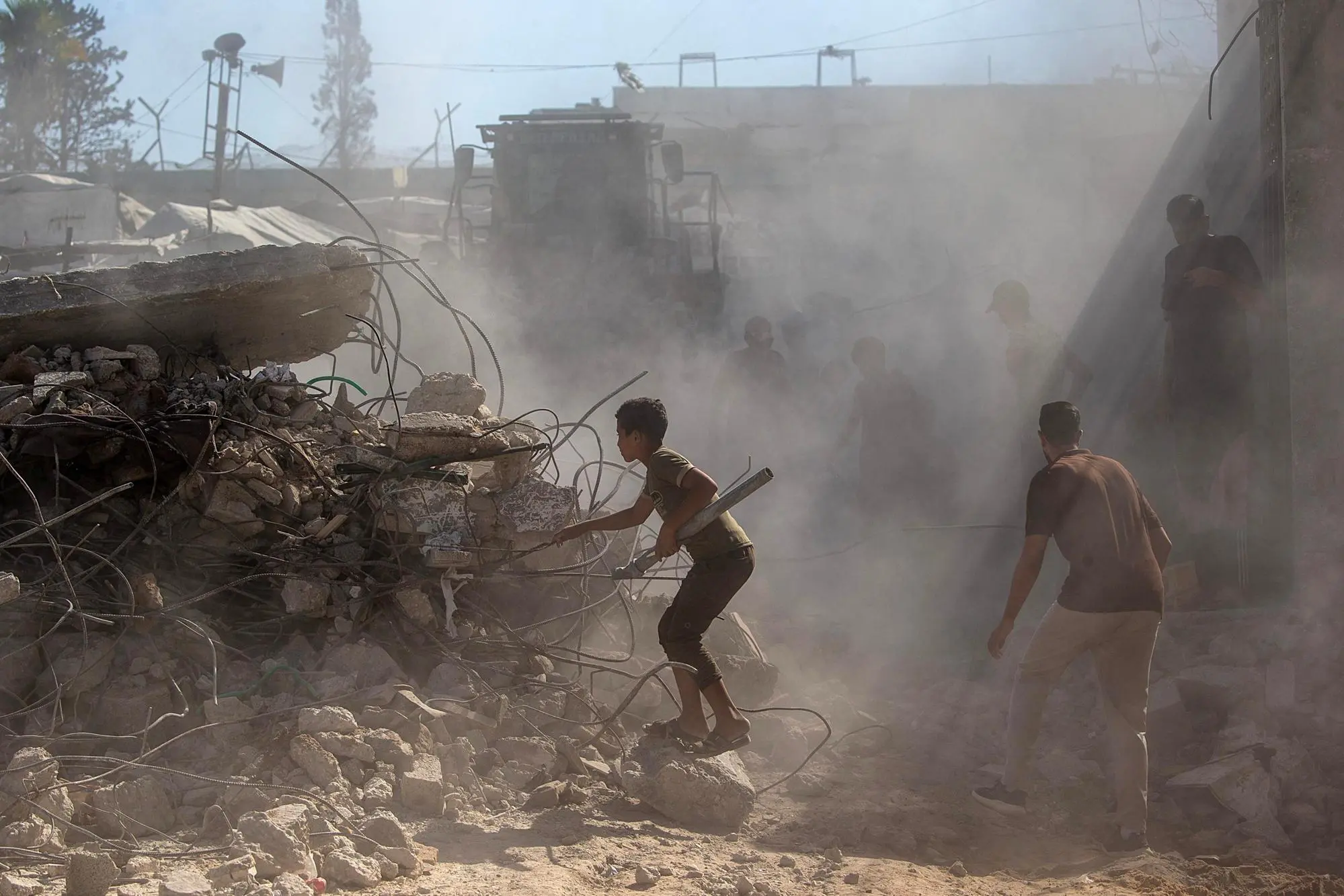 Gaza, crolla un palazzo: ricerche in corso (foto Ansa/Epa)