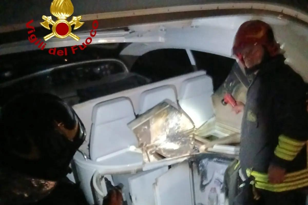 Vigili del fuoco al lavoro sullo yacht a Porto Cervo