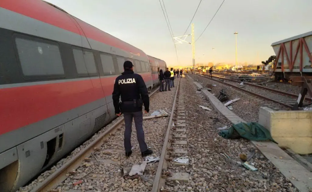La circolazione dei treni, in entrambe le direzioni, è stata sospesa (foto Polizia)
