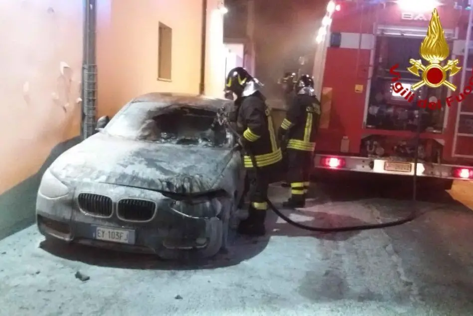 L'auto bruciata (foto Vigili del fuoco)