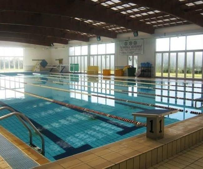 Lavori in ritardo, la piscina comunale  resta inaccessibile