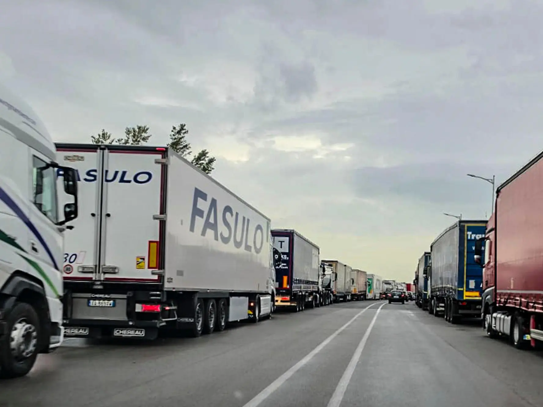 Il blocco dei tir sul trattta Maddaloni- Marcinise in provincia di Caserta, 21 ottobre 2026. ANSA / ANTONIO PISANI