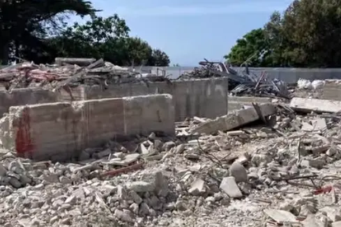 La scuola demolita (foto concessa)