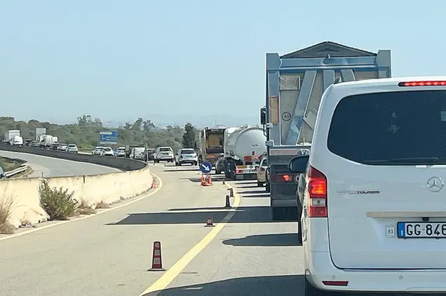 Auto in coda sulla 195 (L'Unione Sarda)