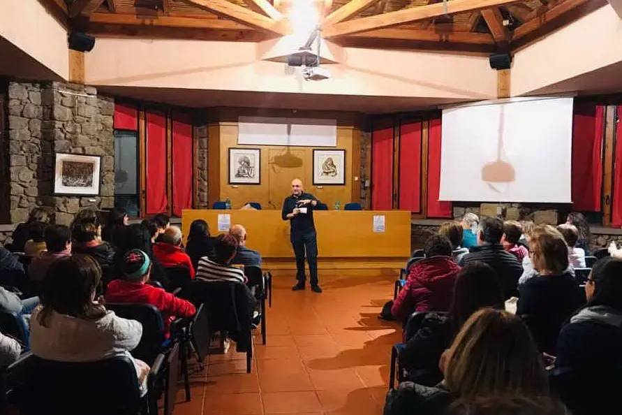 Un incontro dell'Ottobre letterario la scorsa edizione con Lorenzo Braina (foto L'Unione Sarda - Nachira)