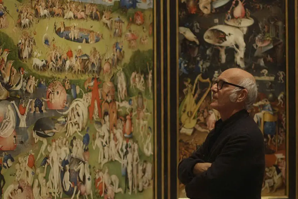 Ludovico Einaudi di fronte al capolavoro di Bosch in una scena del film