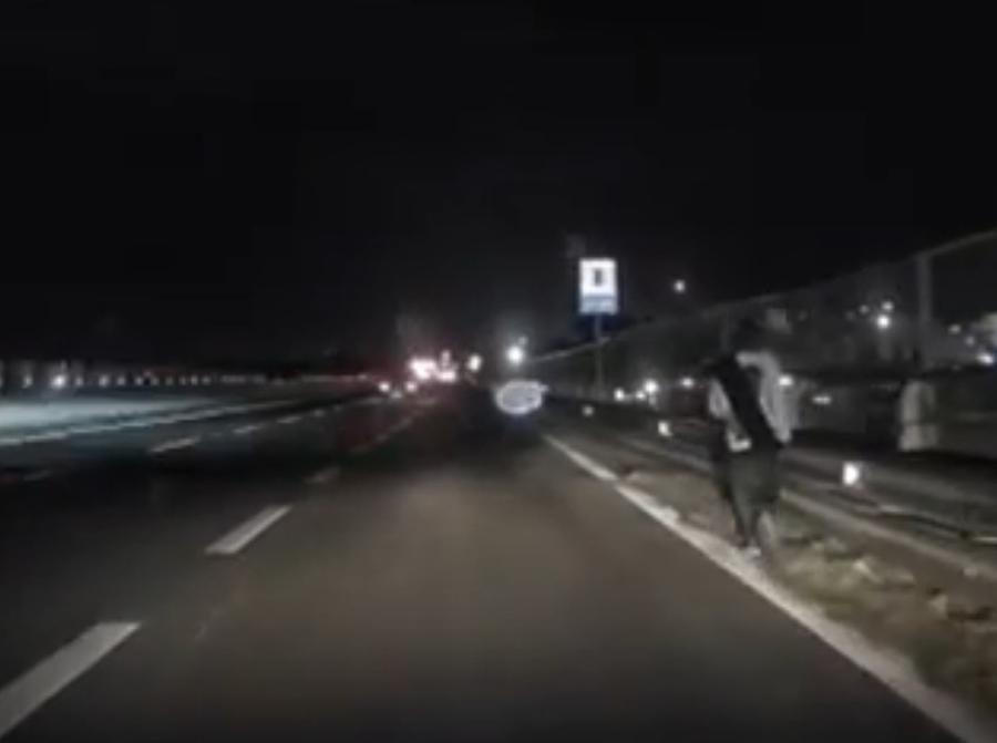 A piedi lungo la 131 «Allarme continuo»