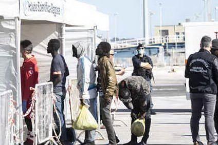 Umilia i migranti e li costringe a schiaffeggiarsi tra di loro, poliziotto sospeso
