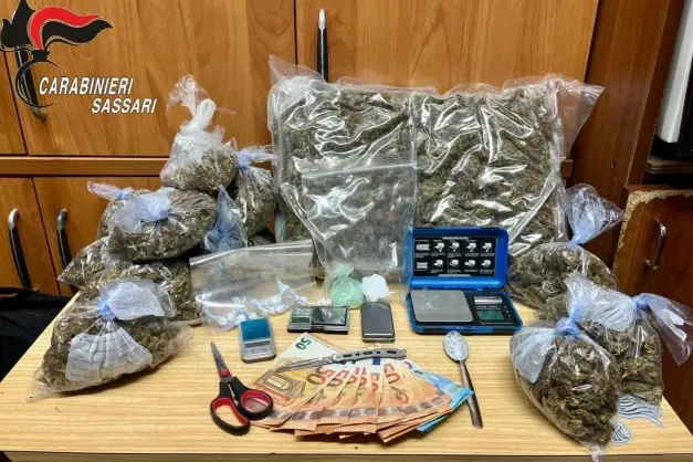 La droga trovata a Olbia dopo la perquisizione in una camera d'albergo (foto carabinieri Sassari)